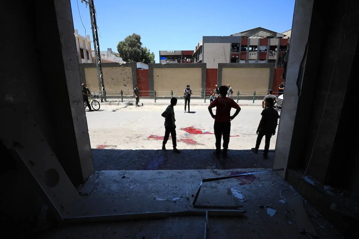 Vista das marcas de sangue após as forças israelenses atacarem a escola al-Qahira no bairro de Rimal, onde palestinos deslocados se abrigam, matando 9 palestinos na Cidade de Gaza, Gaza, em 17 de julho de 2024. [Dawoud Abo Alkas/ Agência Anadolu].
