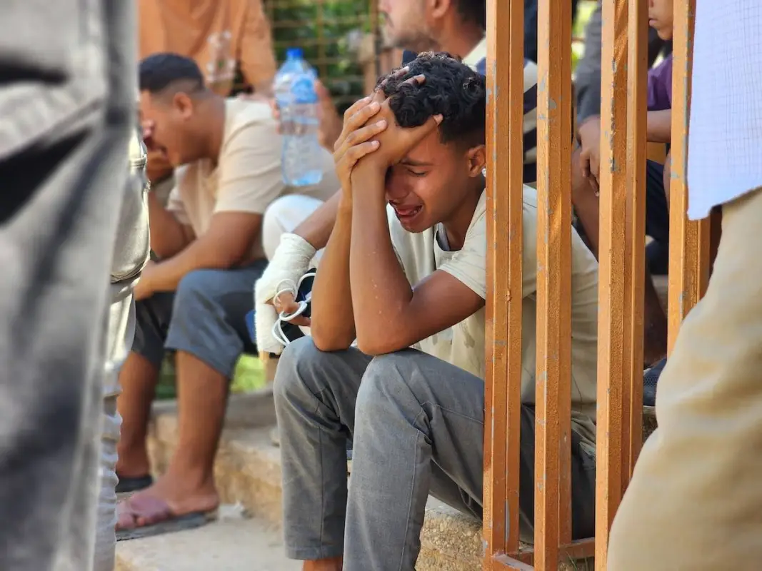Palestinos lamentam as vítimas de ataque israelense em Khan Younis, no Hospital Nasser, em Gaza, em 22 de julho de 2024 [Hani Alshaer/Agência Anadolu]