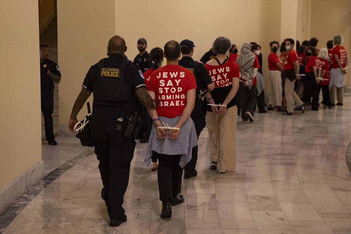 Polícia do Capitólio prende judeus antissionistas durante ato pró-Palestina, em Washington DC, Estados Unidos, em 23 de julho de 2024; nas camisetas: “Judeus dizem parem de armar Israel” [Mostafa Bassim/Agência Anadolu]
