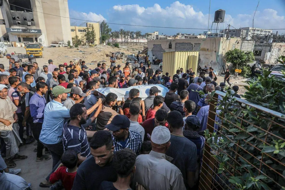 Palestinos velam parentes e amigos mortos por ataques israelenses contra a cidade de Khan Younis, nos arredores do Hospital Nasser, em Gaza, em 24 de julho de 2024 [Abed Rahim Khatib/Agência Anadolu]
