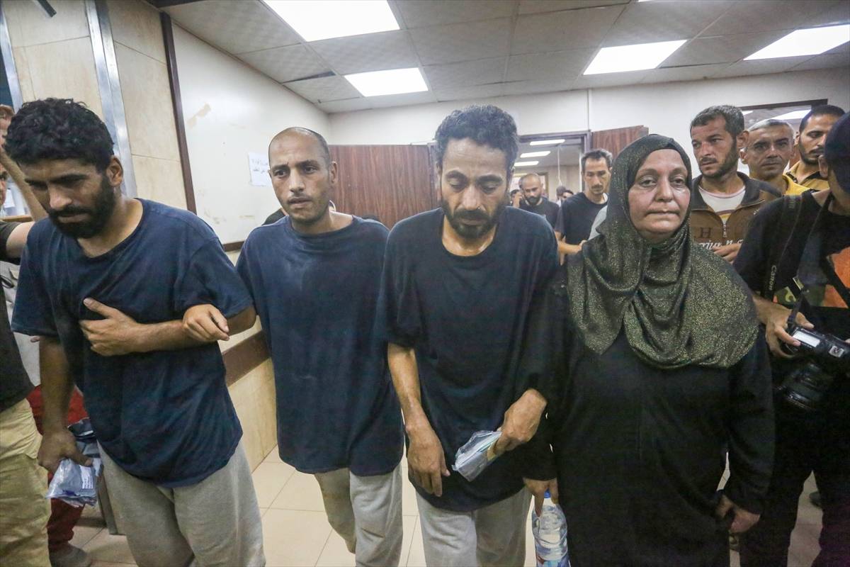 Palestinos libertados pelo exército de Israel recebem cuidados nos Hospital dos Mártires de Al-Aqsa, em Deir al-Balah, em Gaza, 25 de julho de 2024 [Ashraf Amra/Agência Anadolu]