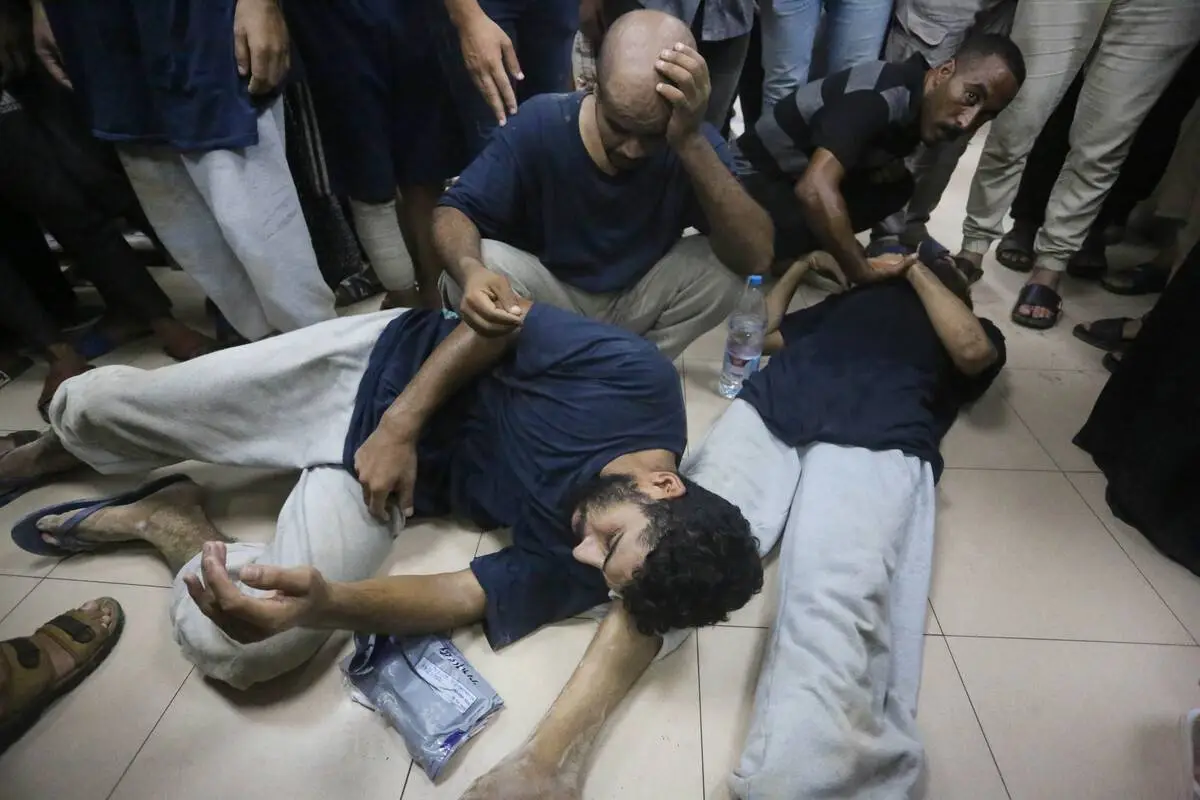 Palestinos libertados pelo exército de Israel recebem cuidados nos Hospital dos Mártires de Al-Aqsa, em Deir al-Balah, em Gaza, 25 de julho de 2024 [Ashraf Amra/Agência Anadolu]
