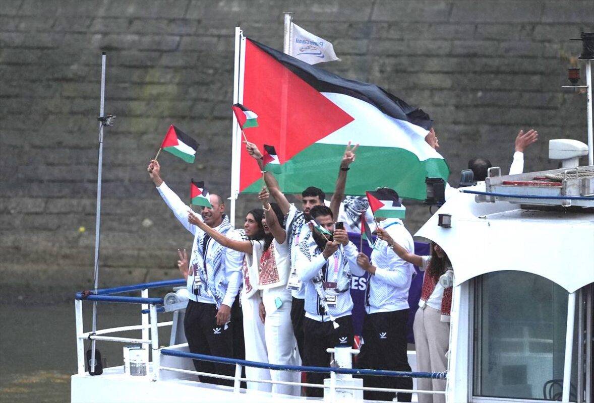 Atletas da delegação palestina durante cerimônia de abertura das Olimpíadas de Paris, em 26 de julho de 2024 [Aytaç Ünal/Agência Anadolu]