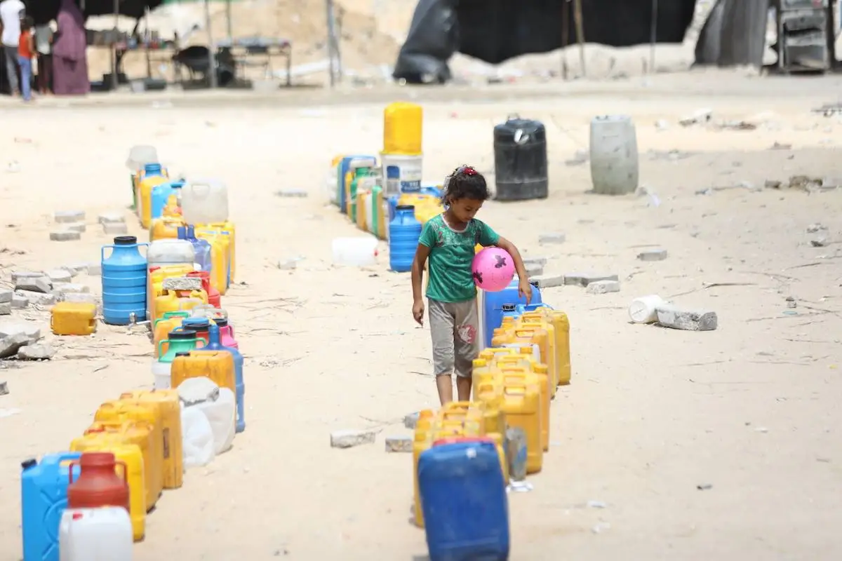 Crianças são vítimas da insuficiência de água potável e água para uso diário na Faixa de Gaza em 26 de julho de 2024. [Dawoud Abo Alkas/Agência Anadolu].
