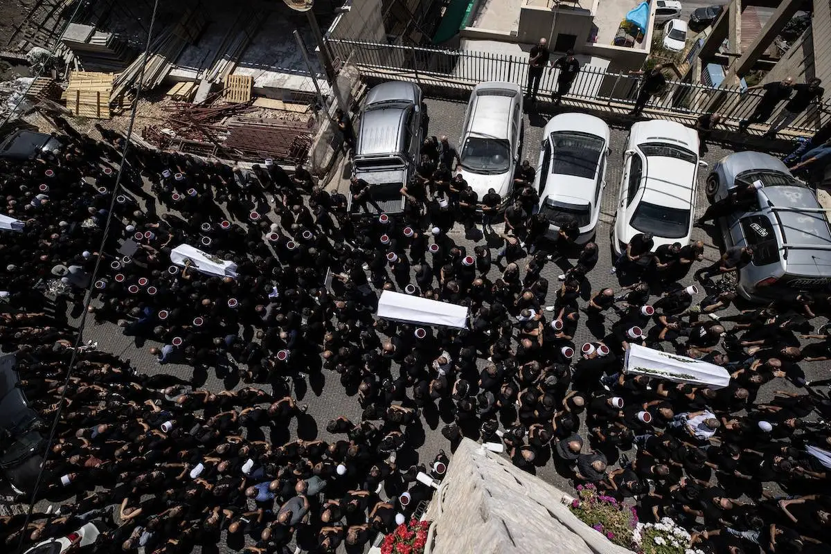 Milhares de pessoas participam da cerimônia fúnebre das pessoas mortas em um ataque com foguetes nas Colinas de Golã em Majdal Shams, Israel, em 28 de julho de 2024. [Mostafa Alkharouf / Agência Anadolu]
