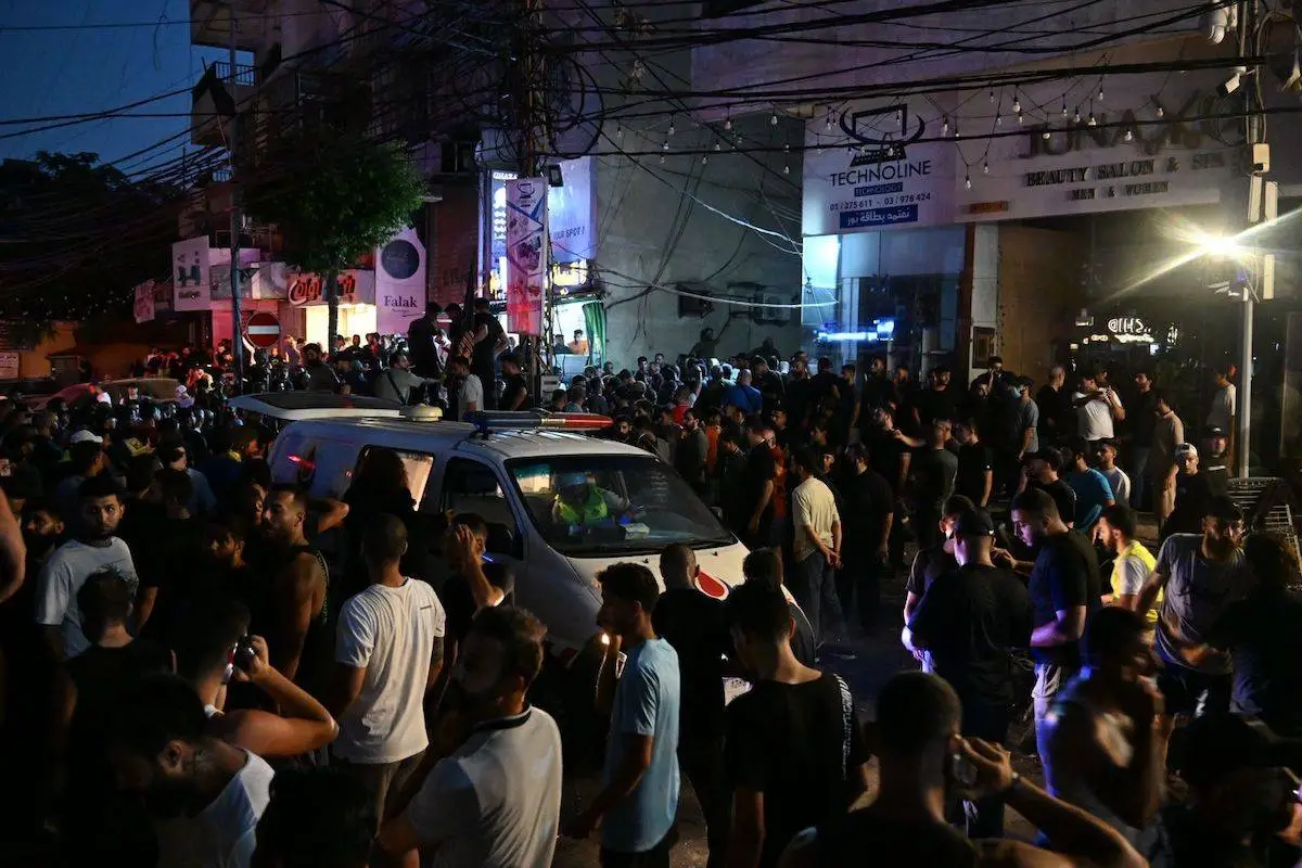 Forças de segurança e equipe de saúde chegam ao local após uma explosão ocorrida na área de Dahieh, em Beirute, capital do Líbano, em 30 de julho de 2024. [Houssam Shbaro – Agência Anadolu]

