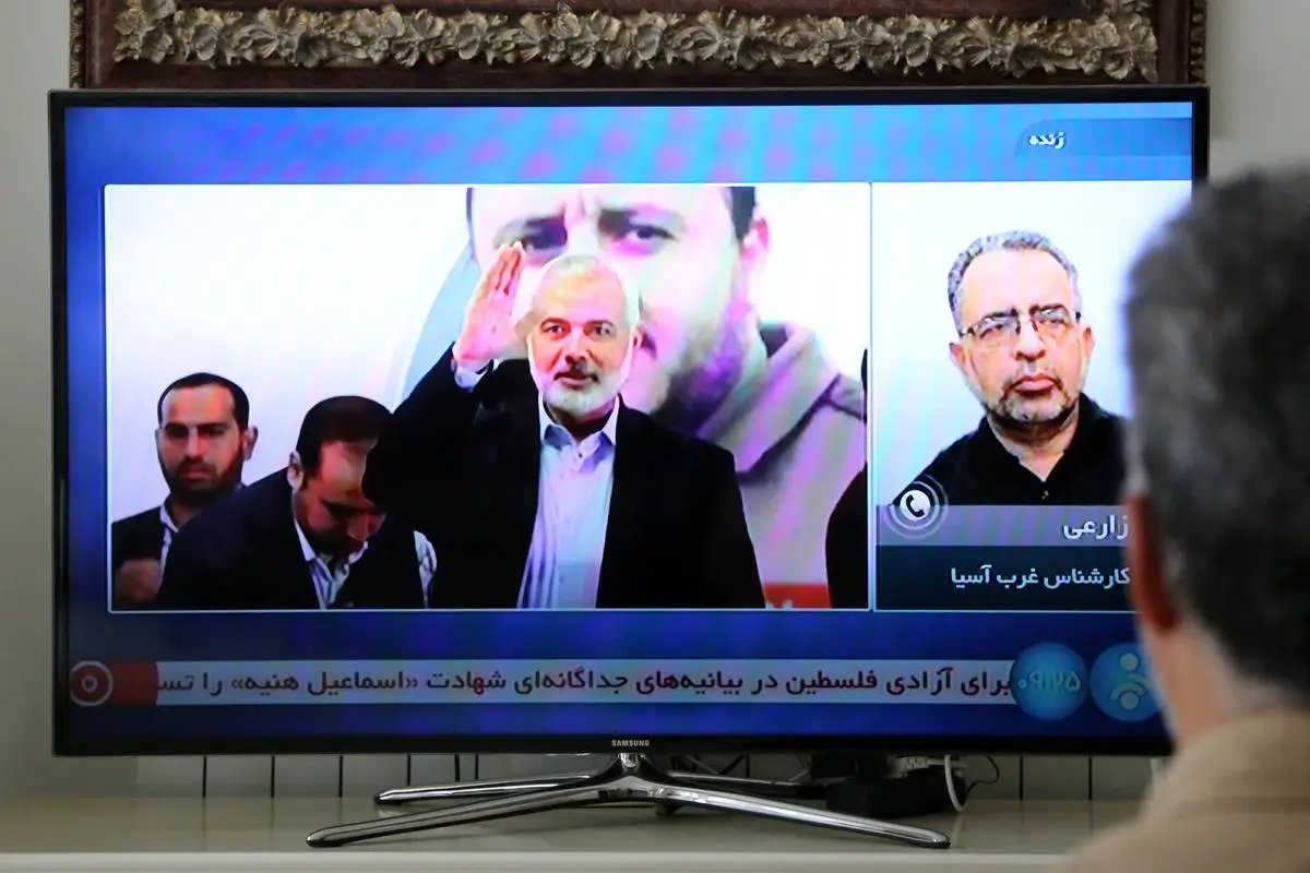 Um homem assiste ao noticiário em uma TV depois que o chefe do escritório político do Hamas, Ismail Haniyeh, foi morto em um ataque aéreo israelense que tinha como alvo sua residência na capital iraniana, Teerã, no Irã, em 31 de julho de 2024 [Fatemeh Bahrami - Agência Anadolu].
