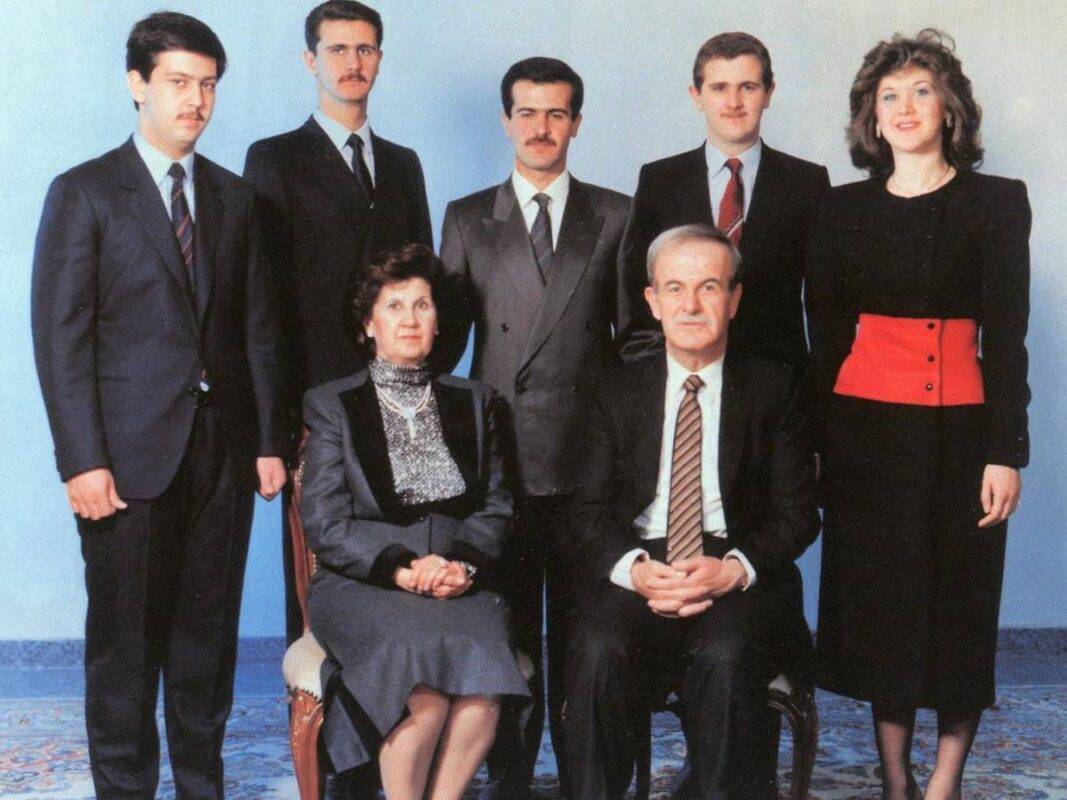 Família al-Assad: na primeira fileira, o falecido presidente da Síria, Hafez al-Assad, e sua esposa, Anisa Makhlouf; atrás do casal, os filhos, incluindo o atual presidente Bashar al-Assad (segundo da esquerda para a direita) [Wikimedia/Creative Commons 2.0/Reprodução]
