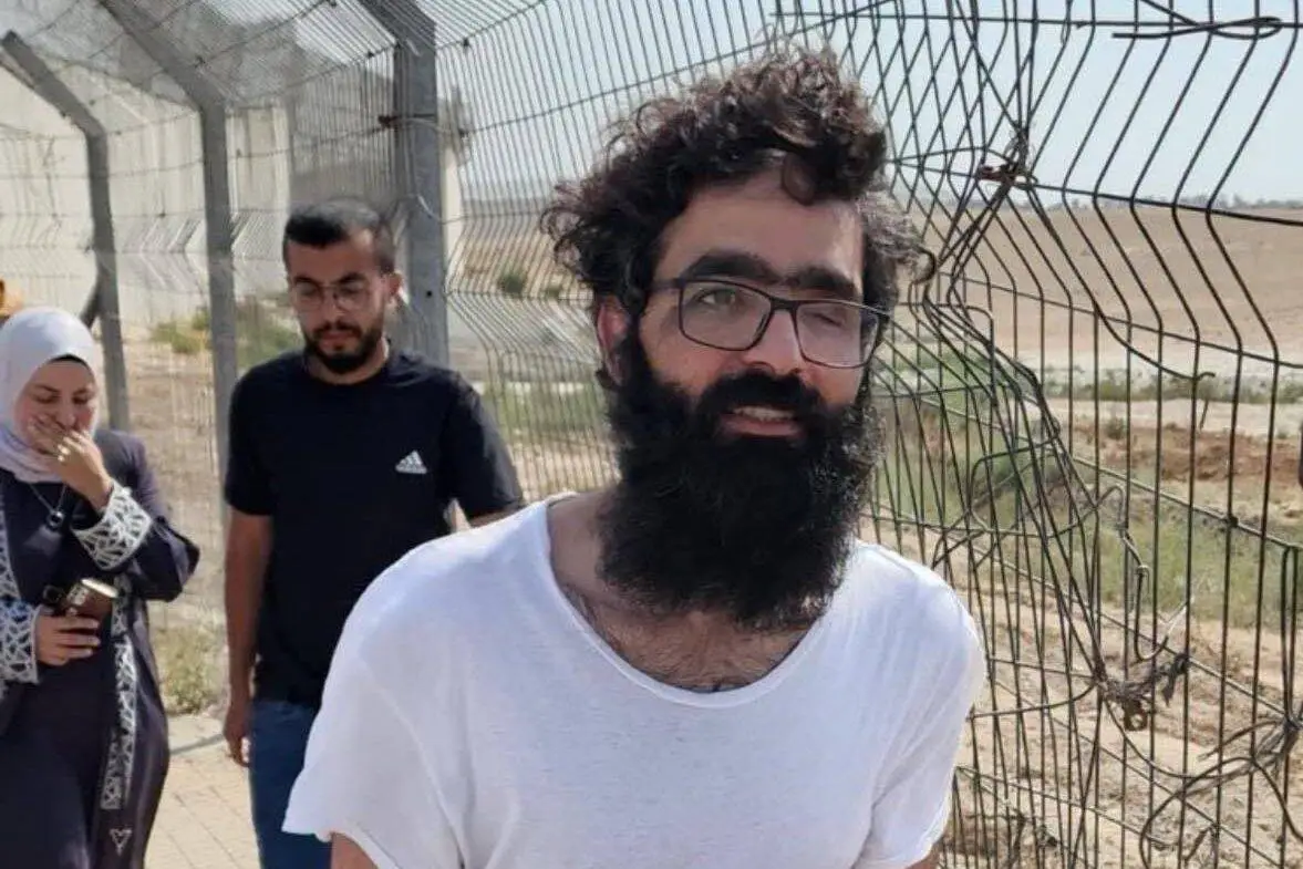 O jornalista palestino Muath Amarna foi libertado no posto de controle de Al-Dhahiriya, perto da cidade de Hebron, no sul da Cisjordânia, após nove meses de detenção sem acusação, em 9 de julho de 2024 [@SuAlassa/X]
