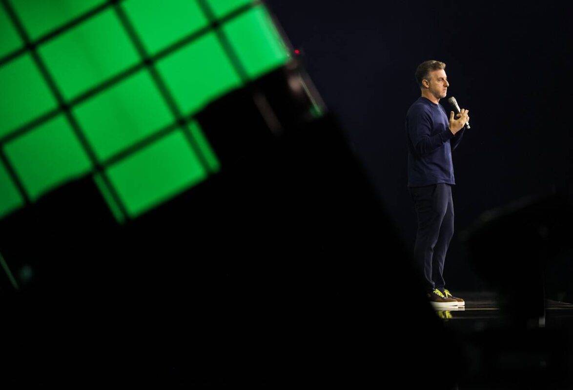 Luciano Huck, apresentador da TV Globo, durante evento empresarial Web Summit Rio 2023, no Riocentro, Rio de Janeiro, Brasil, em 1º de maio de 2023 [Vaughn Ridley/Sportsfile for Web Summit Rio via Getty Images]
