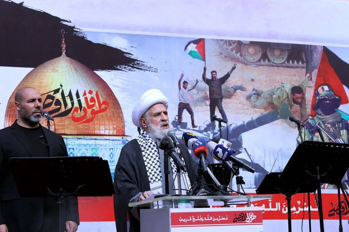 O secretário-geral adjunto do movimento libanês Hezbollah, Sheikh Naim Qassem, discursa durante um comício em Beirute em 13 de outubro de 2023. [Foto de ANWAR AMRO/AFP via Getty Images]
