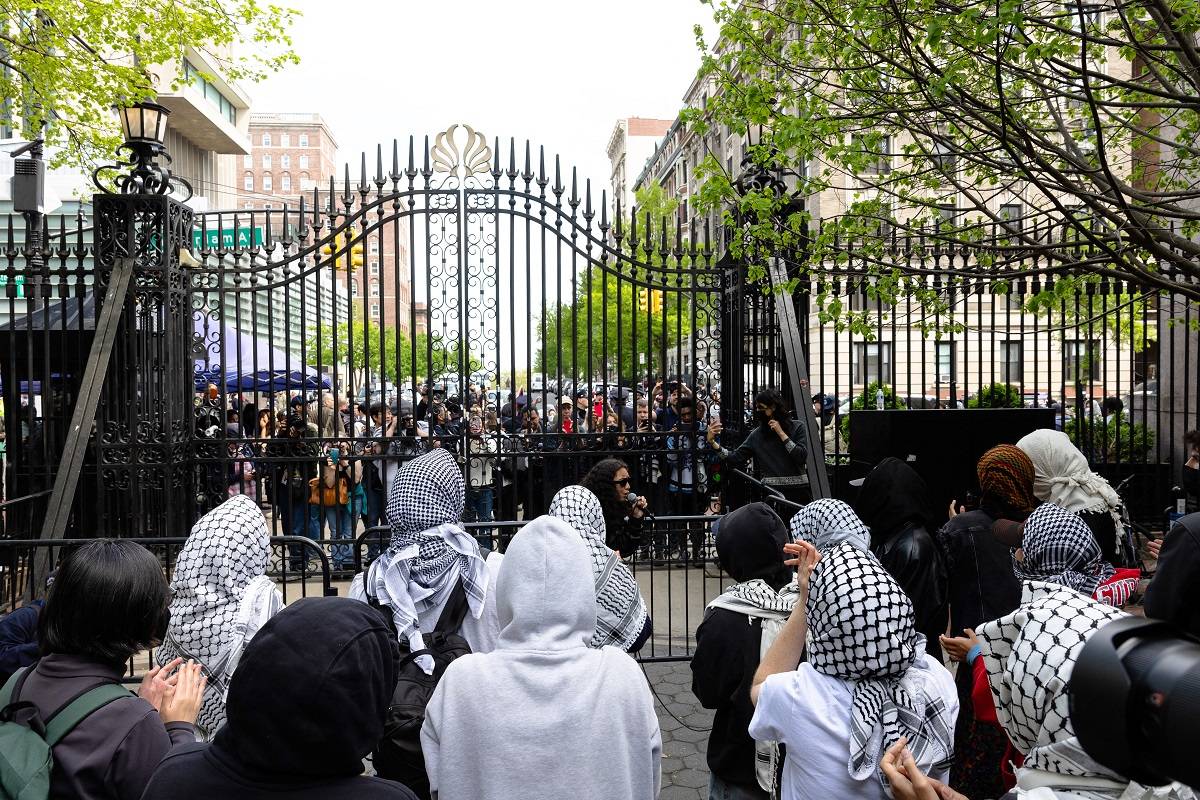 Protesto pró-Palestina em frente ao campus da Universidade de Columbia, em Nova York, nos Estados Unidos, em 30 de abril de 2024 [Michael M. Santiago/AFP via Getty Images]
