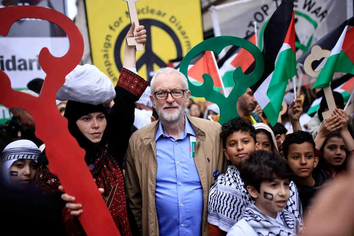 O ex-líder do Partido Trabalhista Jeremy Corbyn (C) se junta a apoiadores pró-palestinos se preparando para marchar pelo centro de Londres, em 18 de maio de 2024, em uma manifestação para comemorar o 76º aniversário da Nakba e pedir o fim das vendas de armas para Israel. [BENJAMIN CREMEL/AFP via Getty Images]

