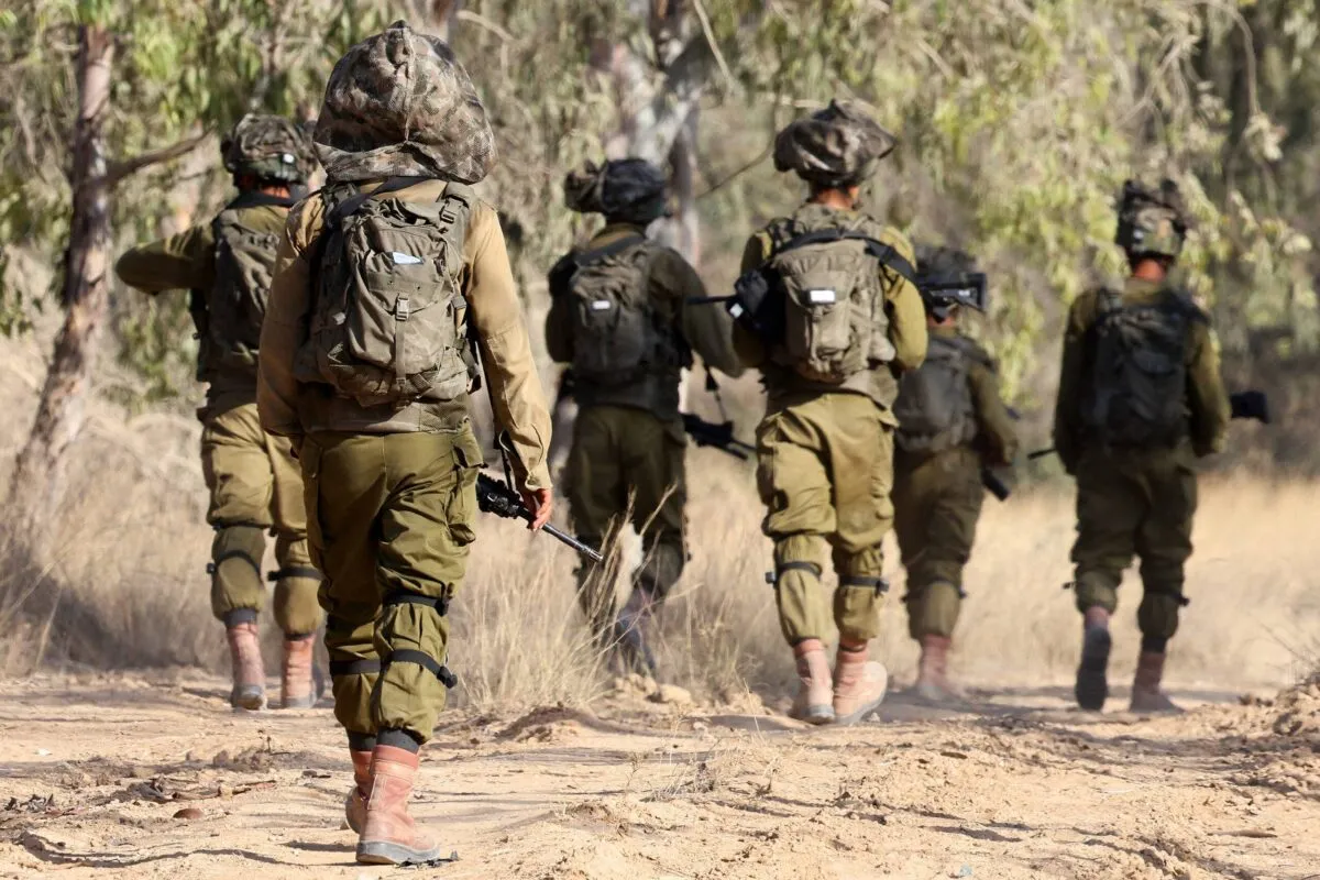 Soldados do exército israelense patrulham em torno de uma posição ao longo da fronteira sul de Israel com a Faixa de Gaza em 13 de junho de 2024 [JACK GUEZ/AFP via Getty Images]

