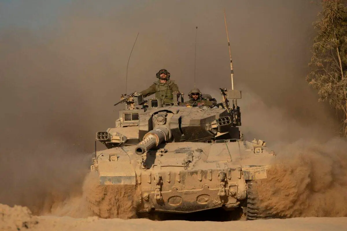 Um soldado israelense senta-se em um tanque enquanto se desloca ao longo da fronteira com a Faixa de Gaza, no sul de Israel, em 8 de julho de 2024 [Amir Levy/Getty Images]

