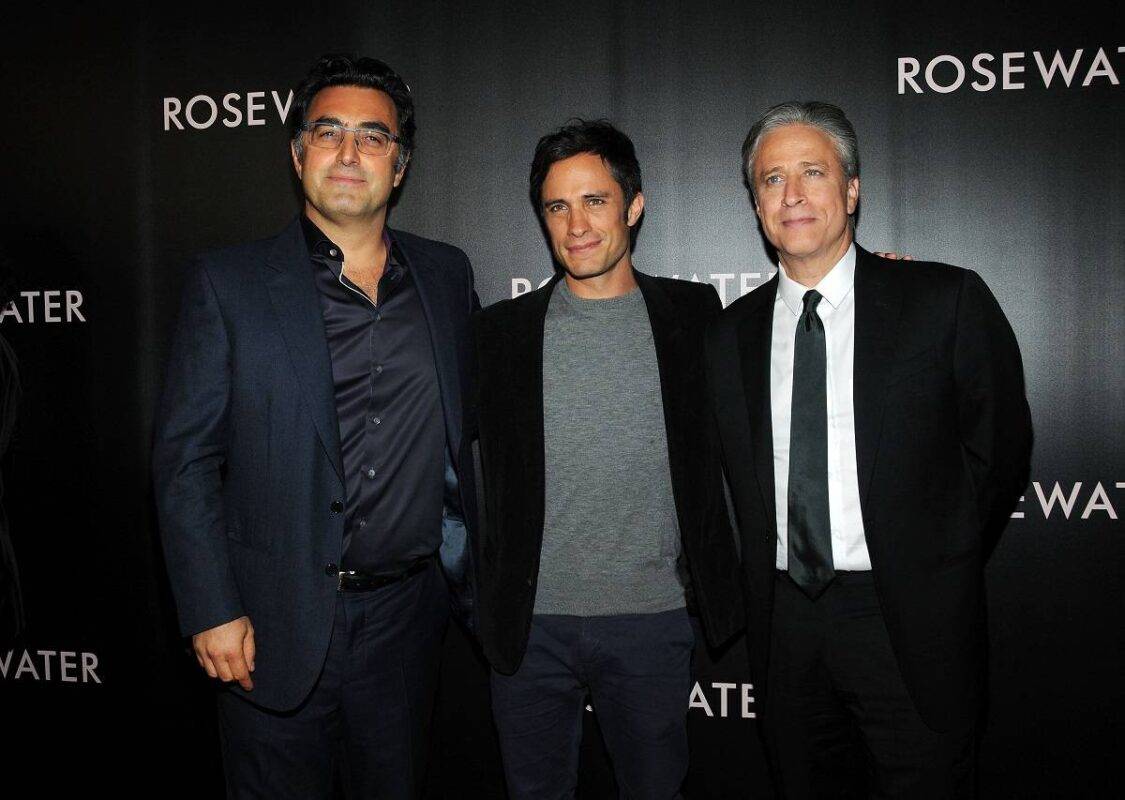 Da esquerda para a direita: Jornalista Maziar Bahari, ator Gael Garcia Bernal e diretor Jon Stewart na première do filme Rosewater no AMC Lincoln Square Theater, em Nova York, Estados Unidos, em 12 de novembro de 2014 [Desiree Navarro/WireImage]
