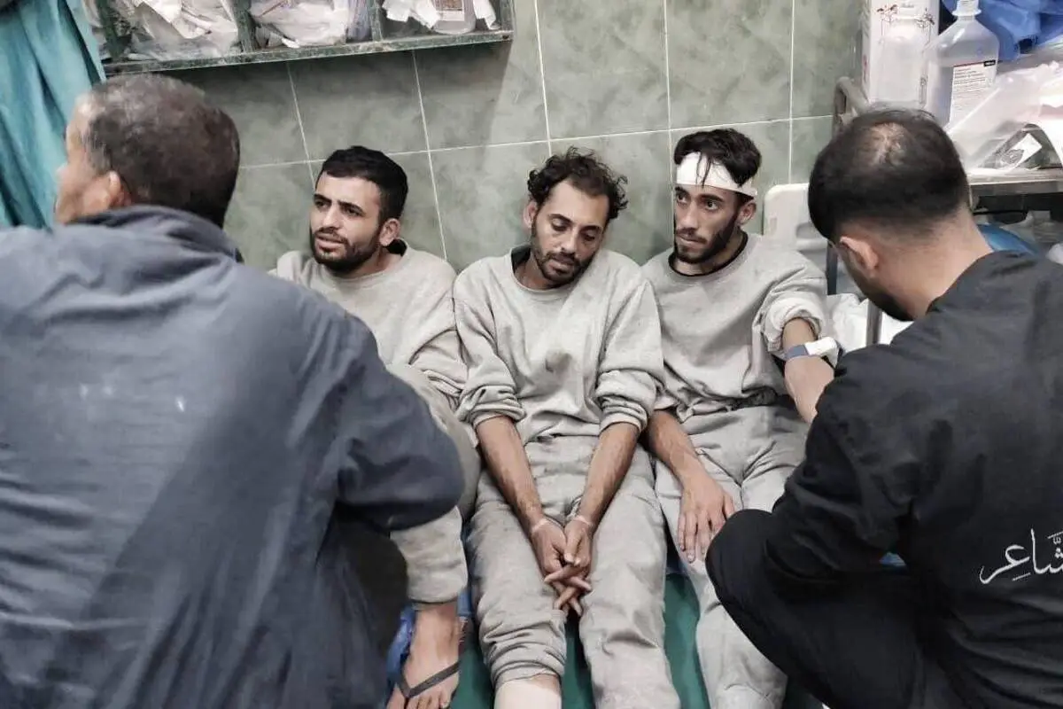 Palestinos levados ao Hospital Abu Youssef Al-Najjar, no sul de Gaza, após serem capturados
por soldados de Israel [Firas Al-Shaer/Reprodução]