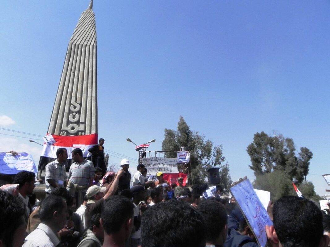 Manifestantes iemenitas pedem a dissolução do governo de Ali Abdullah Saleh, na Universidade de Sanaa, capital do Iêmen, em 21 de fevereiro de 2011 [Wikimedia/Creative Commons/Reprodução]
