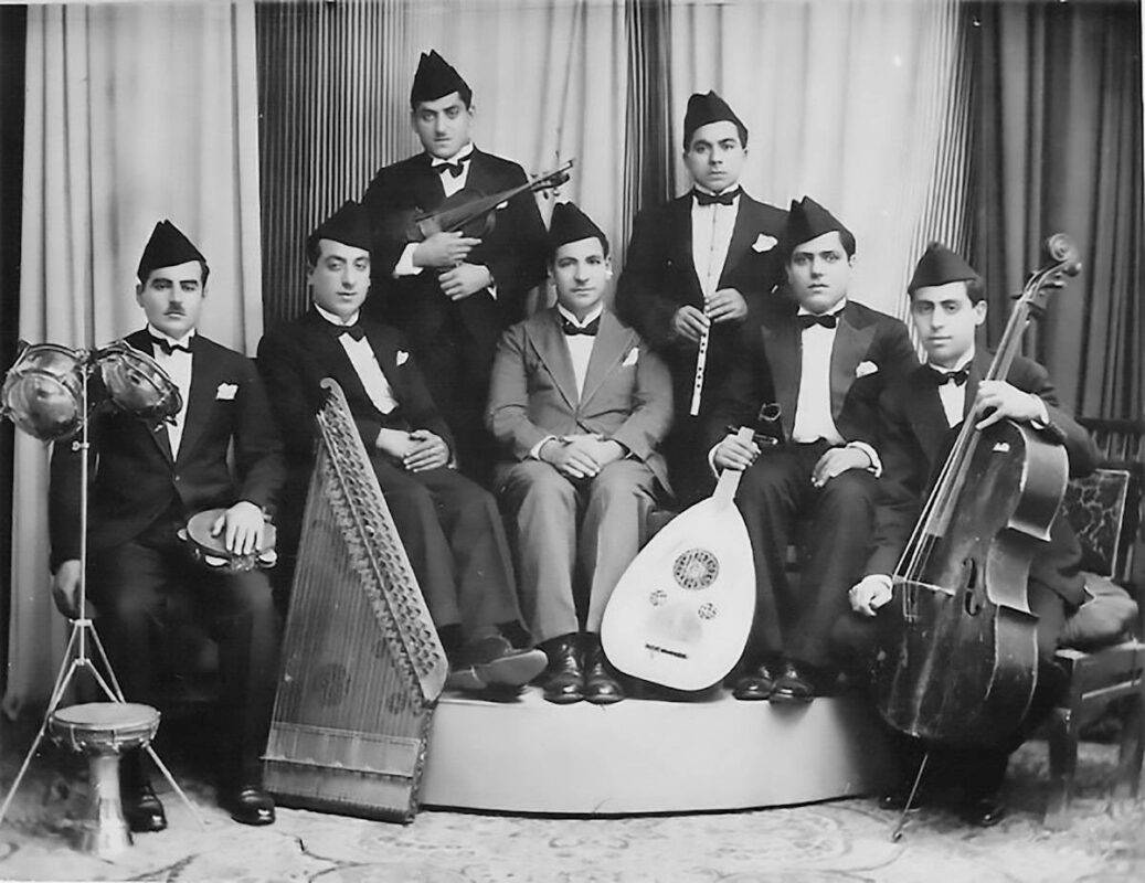 Músicos de maqam, gênero musical tradicional do Iraque, no início do século XX [Wikimedia/Reprodução]
