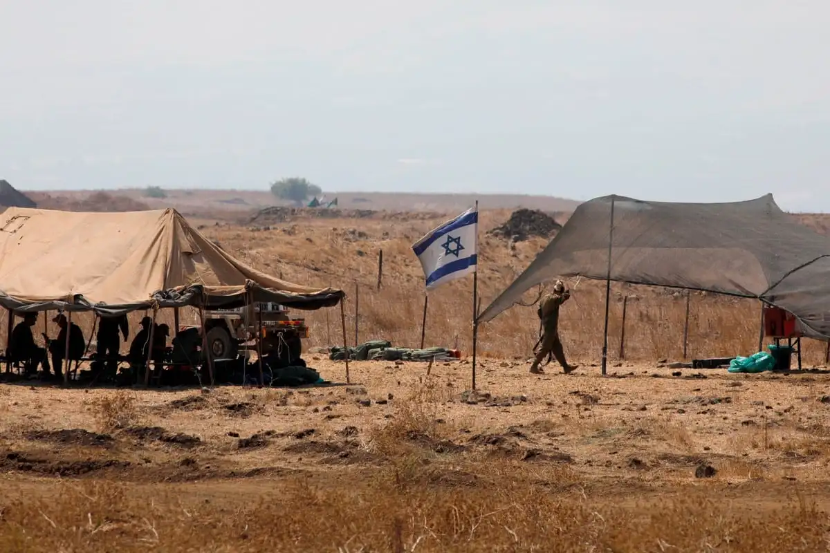 Soldados israelenses podem ser vistos nas Colinas de Golã, anexadas por Israel, em 1º de setembro de 2020 [Jalaa Marey/AFP/Getty Images]
