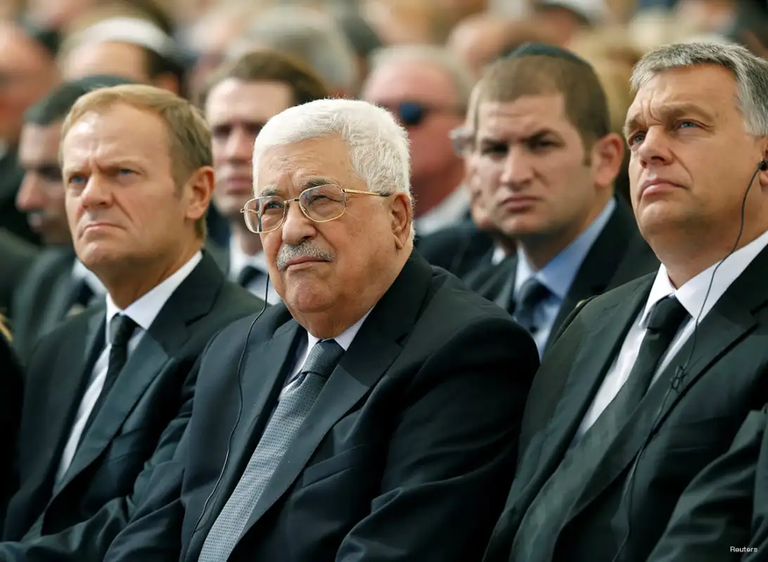 O presidente palestino Mahmoud Abbas senta-se ao lado do presidente do Conselho Europeu, Donald Tusk , enquanto assistem ao funeral de Shimon Peres, 93 anos, no Cemitério do Monte Herzl, em Jerusalém, em 30 de setembro de 2016. [Reuters/Abir Sultan/Pool]
