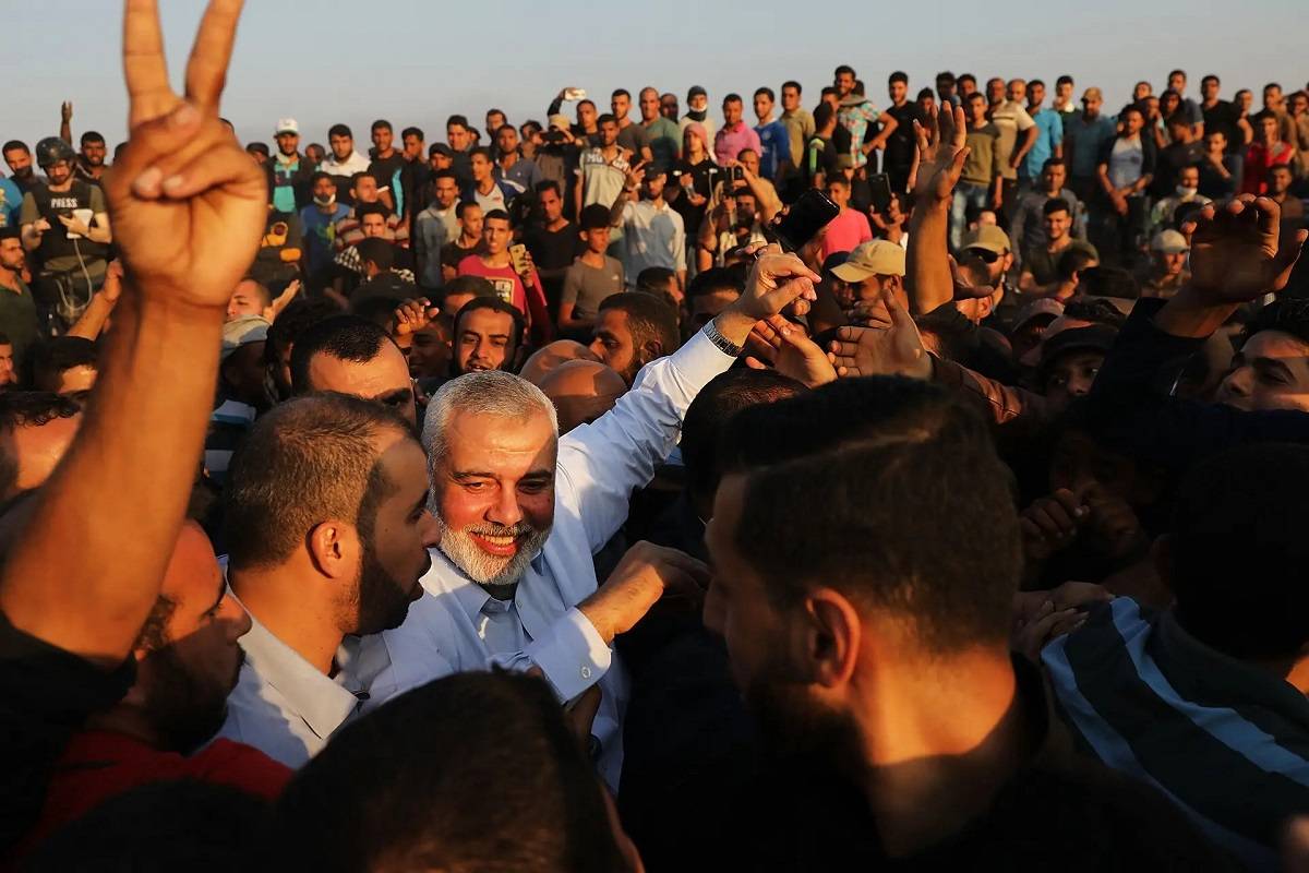 Ismail Haniyeh  em 15 de maio de 2018 na Cidade de Gaza, junto da multidão em funerais após soldados israelenses matarem mais de 50 palestinos e feriram mais de mil durante as manifestações na fronteira entre Gaza e Israel contra abertura da Embaixada dos EUA em Jerusalém. Aquele havia sido o dia mais mortal de violência em Gaza desde 2014. [ Spencer Platt/Getty Images]
