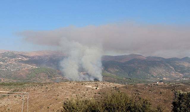 A fumaça sobe depois que ataques israelenses atingiram o vilarejo de Kfar Hamam, no sul do Líbano, em 9 de agosto de 2024. [Ramiz Dallah/Anadolu via Getty Images]