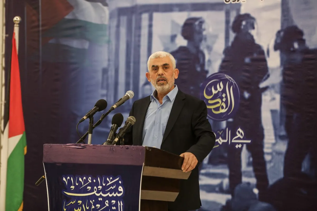 Yahya Sinwar, o chefe do Hamas em Gaza, fala durante um jantar iftar do Hamas durante o mês sagrado do Ramadã na Cidade de Gaza, Gaza, em 30 de abril de 2022. [Ali Jadallah - Agência Anadolu].