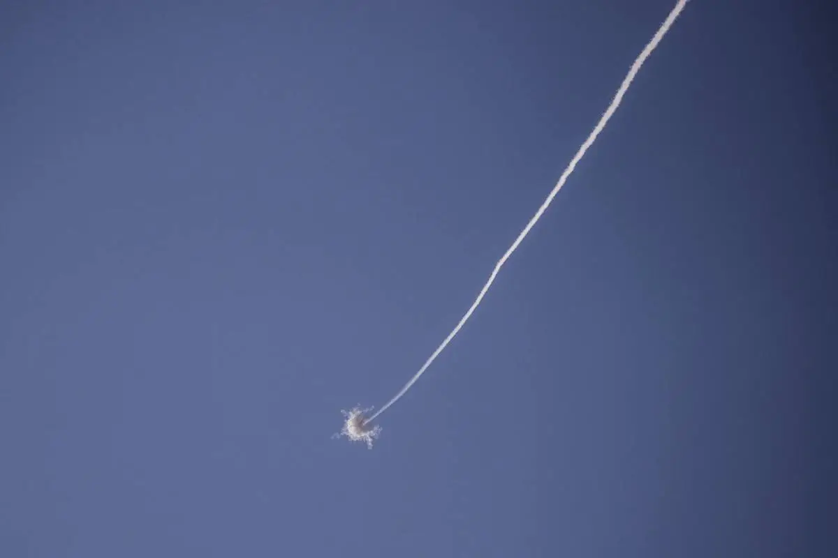 Foguetes disparados são destruídos pelos sistemas de defesa "Iron Dome" de Israel em Sderot, Israel, em 12 de outubro de 2023 [Mostafa Alkharouf/Agência Anadolu]
