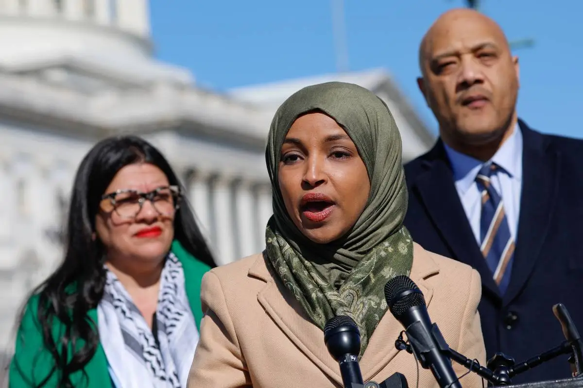 Deputada dos Estados Unidos Ilhan Omar realiza coletiva de imprensa por cessar-fogo em Gaza em frente ao Capitólio, em Washington DC, em 29 de fevereiro de 2024 [Yasin Öztürk/Agência Anadolu]
