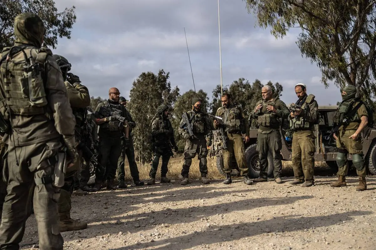 Soldados israelenses enviados a Gaza, na região de fronteira, em 1º de maio de 2024 [Mostafa Alkharouf/Agência Anadolu]
