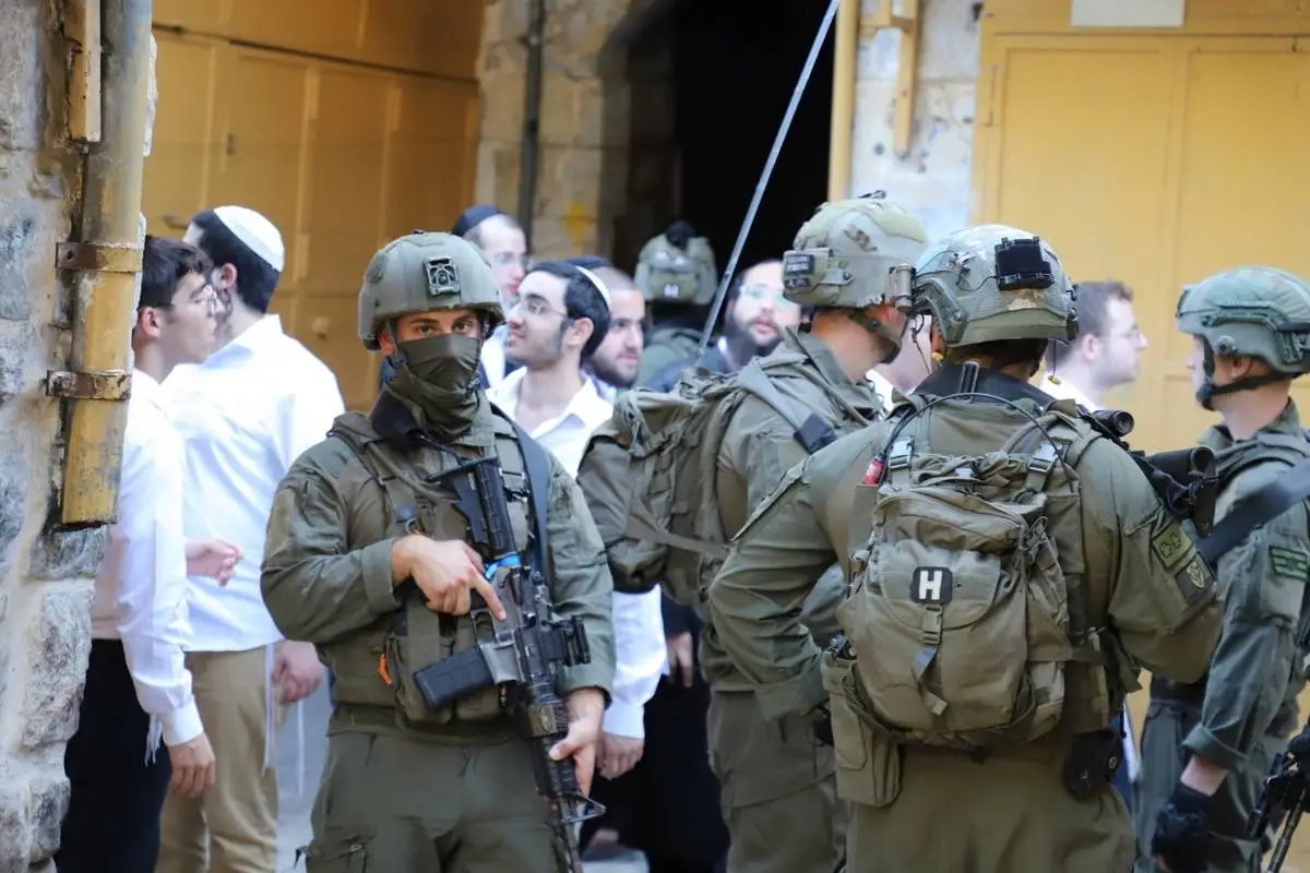 Forças israelenses tomam medidas enquanto colonos judeus organizam uma marcha provocativa ao redor da cidade velha em Hebron, Cisjordânia, em 06 de julho de 2024. [Amer Shallodi/ Agência Anadolu]
