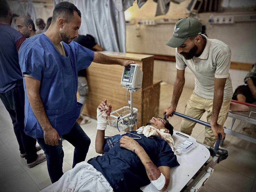 Prisioneiros palestinos, libertados pelas forças da ocupação israelense, são levados ao Hospital Nasser de Khan Younis, em Gaza, em 25 de julho de 2024 [Doaa Albaz/Agência Anadolu]
