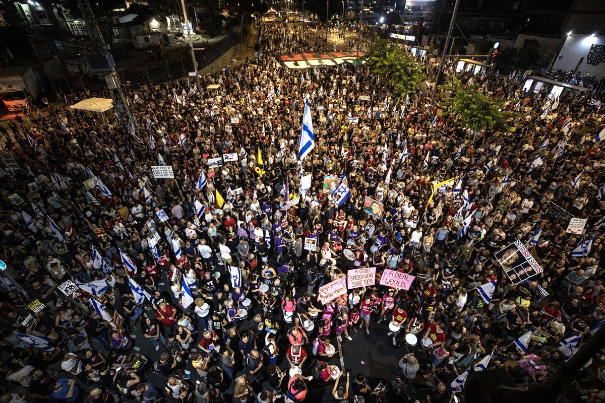 Protesto contra o governo do primeiro-ministro israelense Benjamin Netanyahu em Tel Aviv, em 27 de julho de 2024 [Mostafa Alkharouf/Agência Anadolu]
