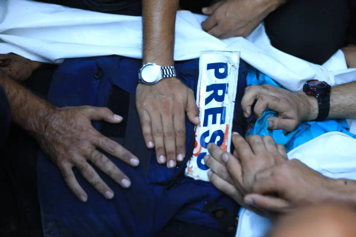 Cerimônia fúnebre realizada em homenagem aos jornalistas palestinos Ismail al-Ghul e Rami al-Rifi, que perderam a vida no ataque israelense enquanto transmitiam dos escombros da casa do chefe do Bureau Político do Hamas, Ismail Haniyeh, na Cidade de Gaza, Gaza, em 31 de julho de 2024 [Dawoud Abo Alkas/ Anadolu Agency]
