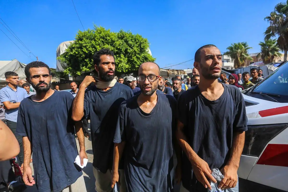 Prisioneiros palestinos, detidos pelo exército israelense, são levados ao Hospital dos Mártires de al-Aqsa para tratamento médico, após serem libertados pelas forças israelenses em Deir al-Balah, Gaza, em 1º de agosto de 2024. [Ashraf Amra/ Agência Anadolu]
