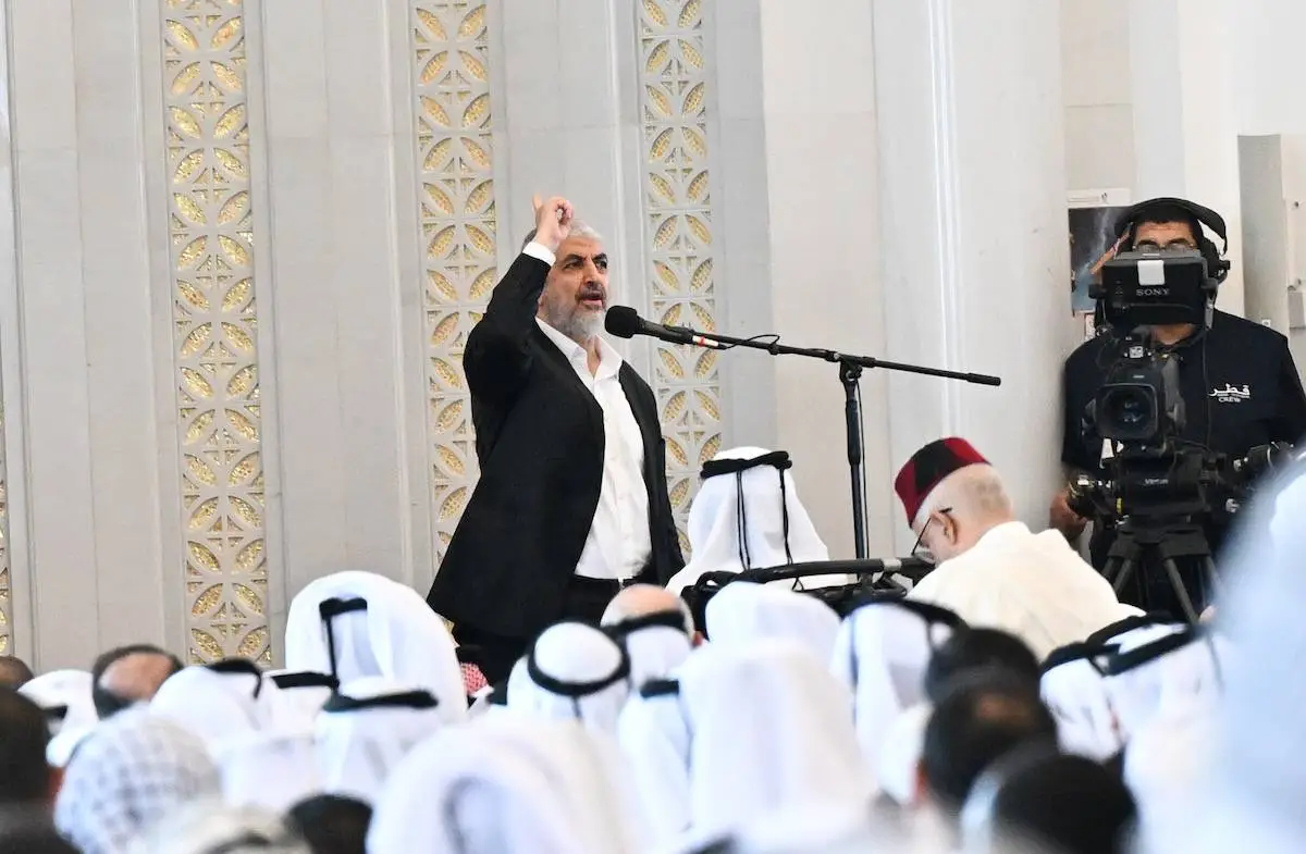 O alto funcionário do Hamas, Khaled Mashaal, faz um discurso durante a cerimônia fúnebre do chefe político do Hamas, Ismail Haniyeh, na Mesquita Imam Abd al-Wahhab, em Doha, Catar, em 2 de agosto de 2024. [Ahmet Okur /Agência Anadolu]
