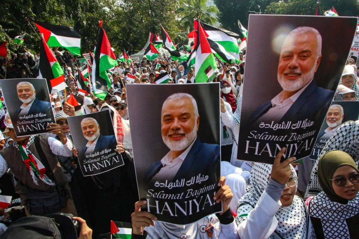 Pessoas seguram cartazes enquanto participam de uma manifestação condenando os ataques israelenses a Gaza e condenando o assassinato do chefe político do Hamas, Ismail Haniyeh, em frente à Embaixada dos EUA em Jacarta, Indonésia, em 3 de agosto de 2024 [Eko Siswono Toyudho/Anadolu Agency]
