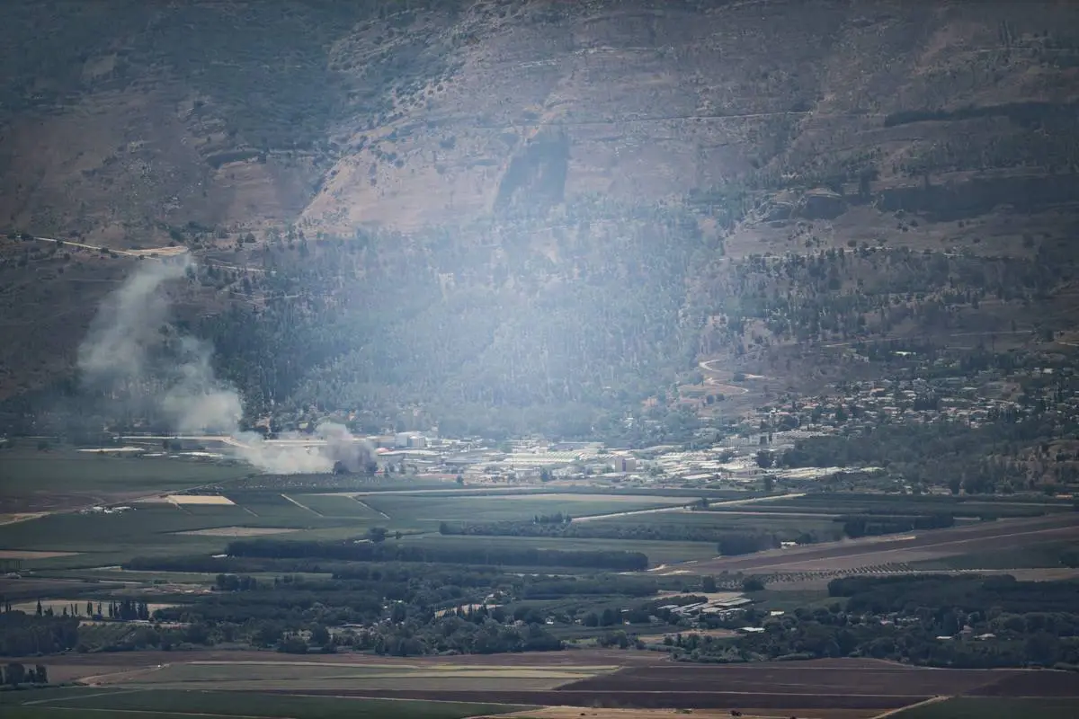 A fumaça sobe após foguetes disparados do sul do Líbano atingirem Kiryat Shmona, Israel, em 04 de agosto de 2024 [Mostafa Alkharouf/ Agência Anadolu]
