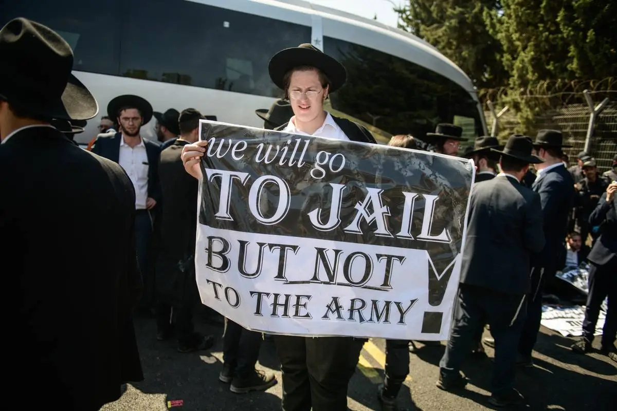 Judeus ultraortodoxos (haredim) protestam contra o alistamento militar obrigatório em frente à base de Tel HaShomer, em Tel Aviv, 6 de agosto de 2024 [Matan Golan/Agência Anadolu]

