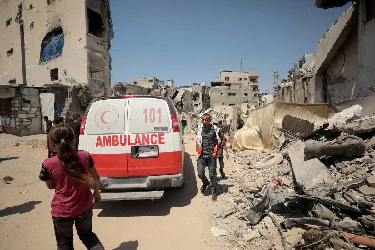 Ambulâncias levam feridos ao Hospital Baptista al-Ahli, após ataques israelenses ao distrito de Shujaiyya, na Cidade de Gaza, em 4 de agosto de 2024 [Dawoud Abo Alkas/Agência Anadolu]
