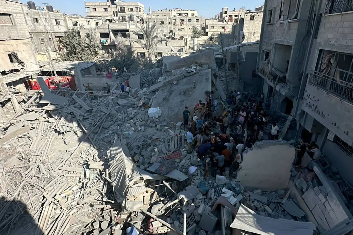 Equipes da defesa civil buscam corpos e sobreviventes após bombardeios de Israel que mataram filho e esposa do jornalista Tamim Abu Ma’mar, em Khan Younis, Gaza, em 9 de agosto de 2024 [Doaa Albaz/Agência Anadolu]
