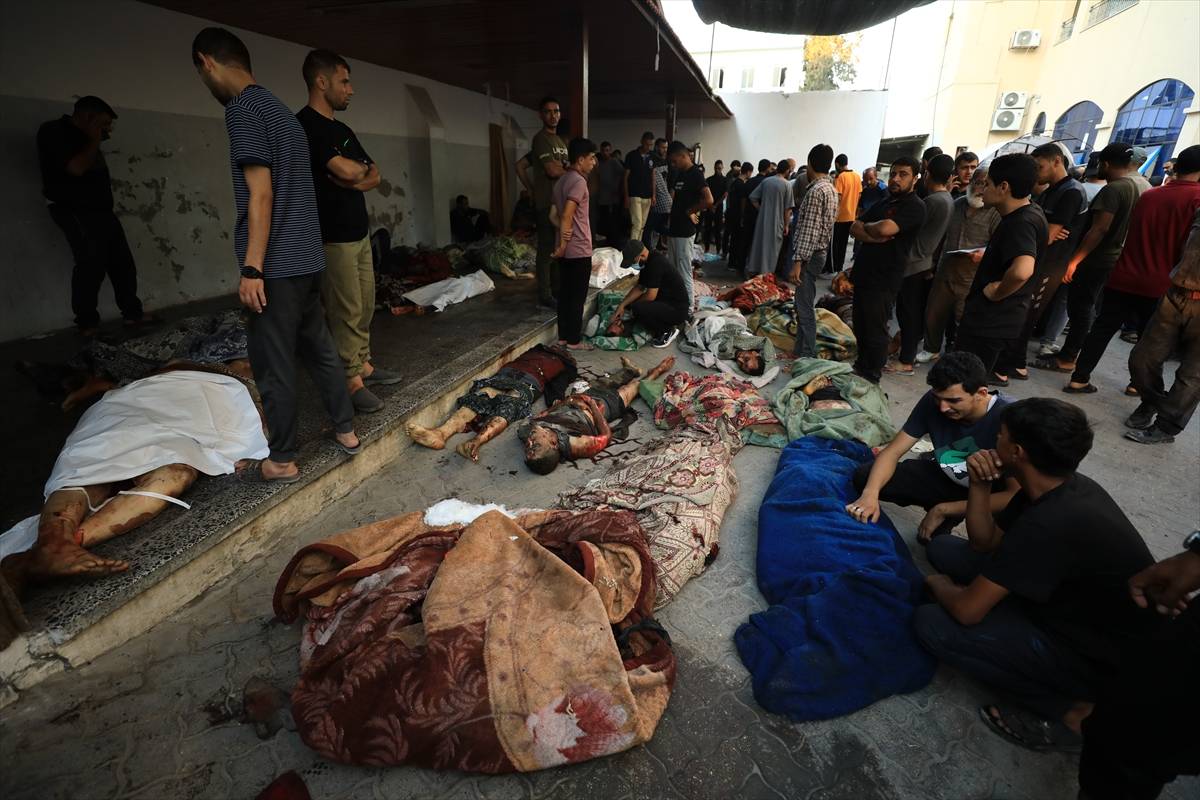 Palestinos tentam identificar familiares mortos e feridos por um bombardeio israelense à escola-abrigo al-Taba’een, na Cidade de Gaza, em 10 de agosto de 2024 [Dawoud Abo Alkas/Agência Anadolu]
