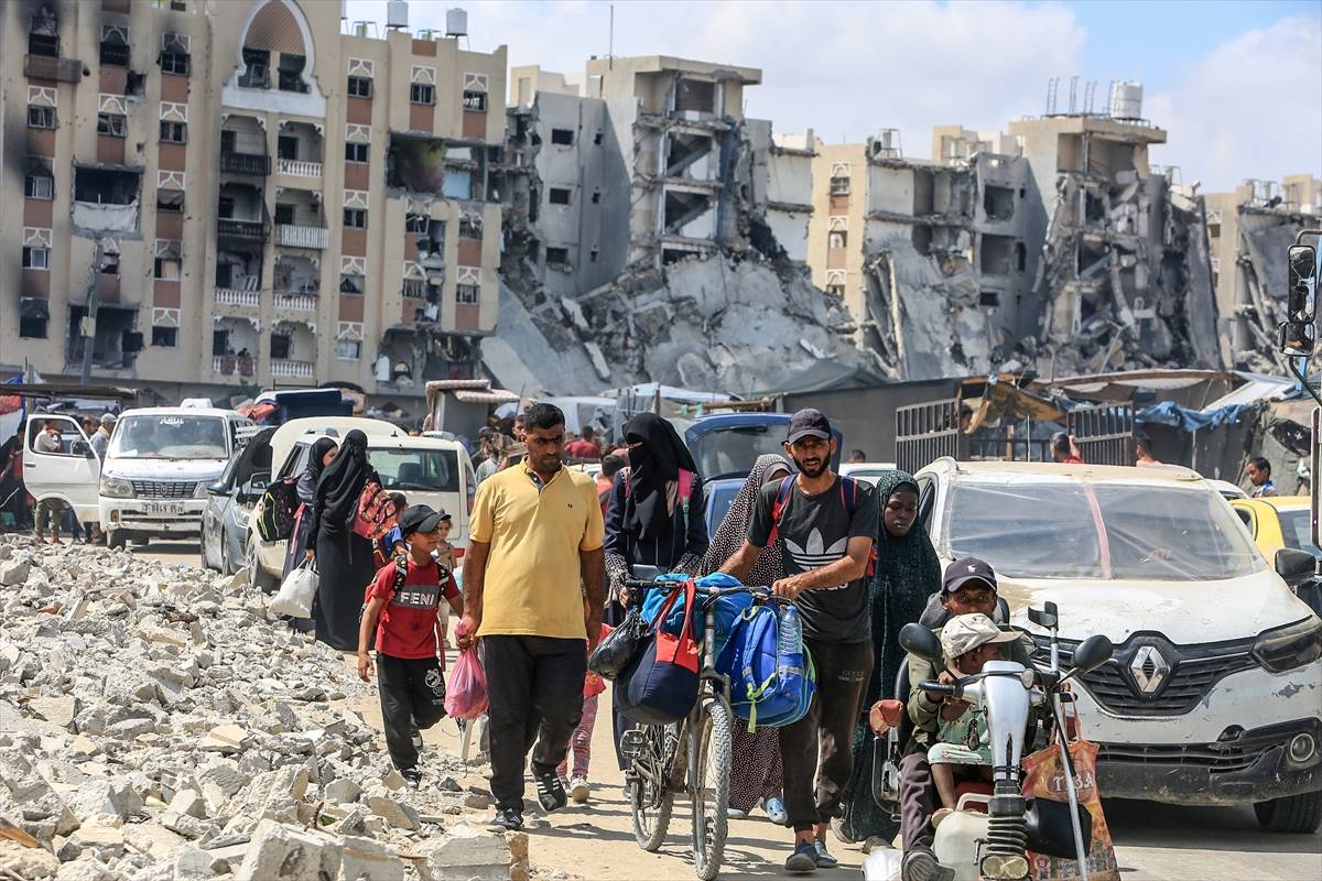 Palestinos são forçados a novo deslocamento sob ameaças de Israel em Khan Younis, Gaza, em 11 de agosto de 2024 [Abed Rahim Khatib/Agência Anadolu]