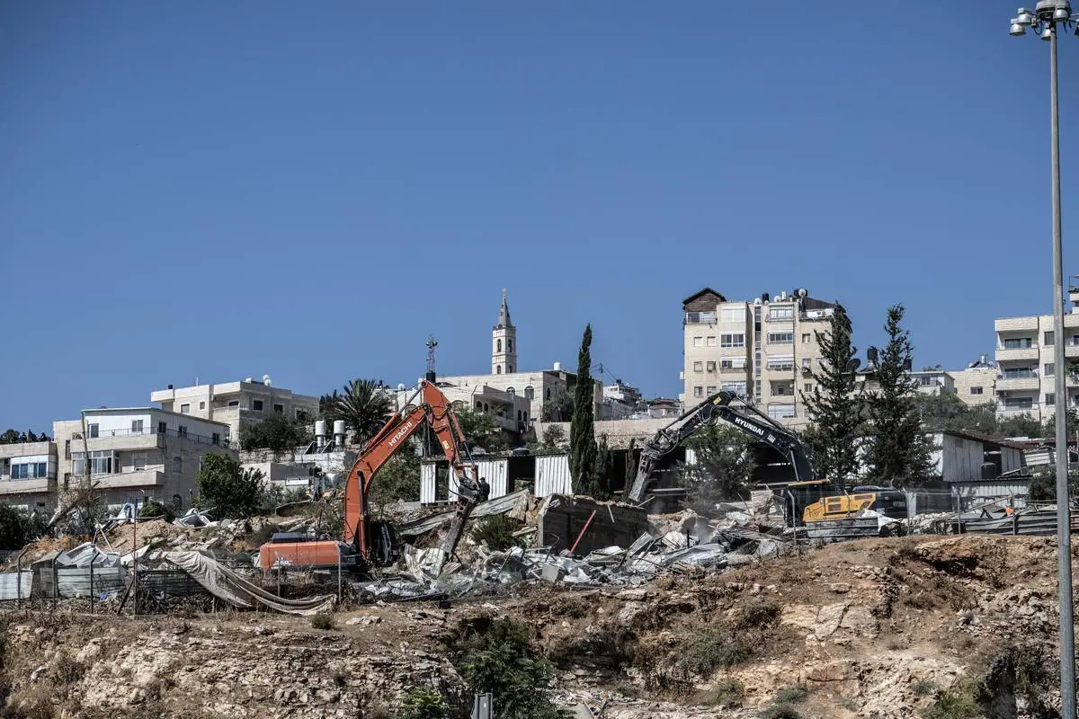 Estruturas comerciais e abrigos de animais na área estão sendo demolidos enquanto as forças israelenses realizam uma operação no bairro de At-Tur, em Jerusalém Oriental, em 14 de agosto de 2024. [Mostafa Alkharouf/ Agência Anadolu]
