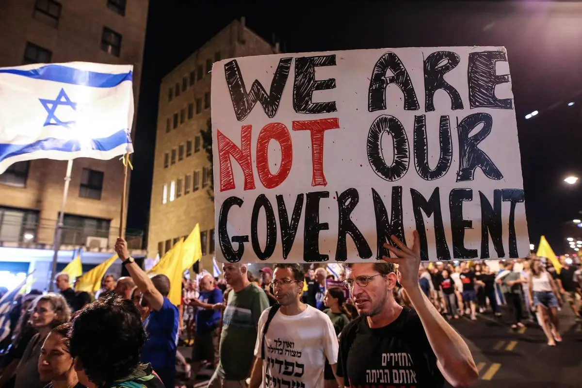 Israelenses protestam contra o governo em frente à residência do primeiro-ministro Benjamin Netanyahu, em Jerusalém ocupada, em 17 de agosto de 2024 [Saeed Qaq/Agência Anadolu]
