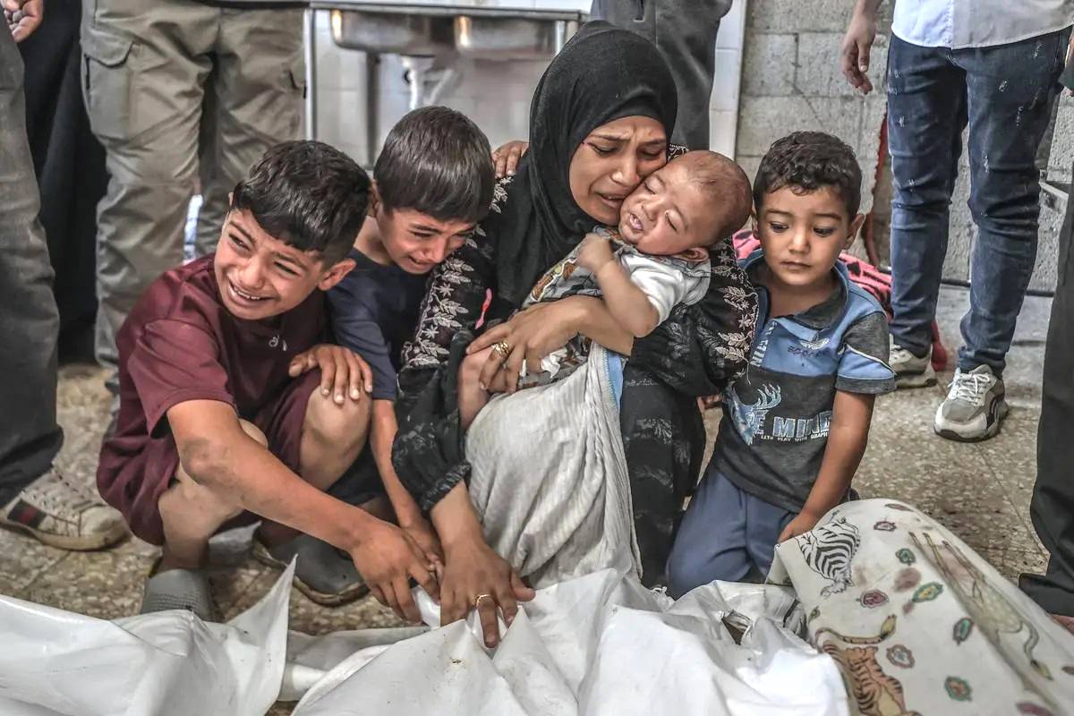 Familiares de palestinos mortos em um ataque israelense choram depois de os seus corpos terem sido levados para o Hospital dos Mártires de al-Aqsa para serem enterrados em Deir al-Balah, Gaza, a 18 de agosto de 2024 [Ali Jadallah/Agência Anadolu]