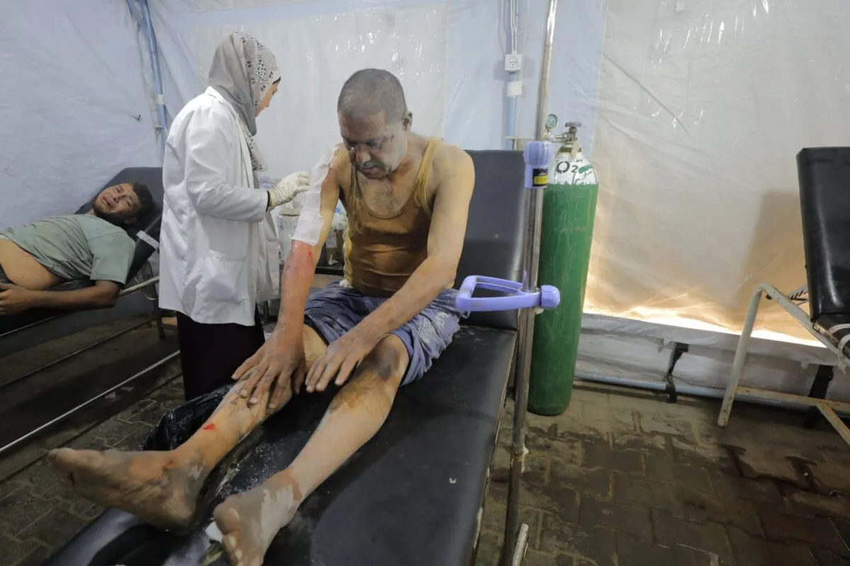 Feridos levados ao Hospital al-Awda após bombardeios israelenses à casa da família al-Saidy, no no campo de refugiados de Nuseirat, no centro de Gaza, em 18 de agosto de 2024 [Hassan Jedi/Agência Anadolu]
