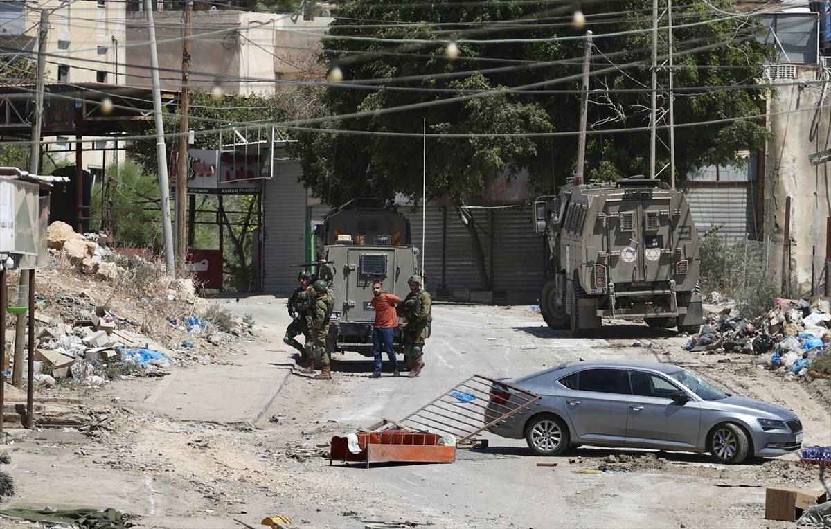 Soldados israelenses prendem cidadão palestino durante ofensiva ao campo de refugiados de al-Far’a, próximo à cidade de Tubas, na Cisjordânia ocupada, em 28 de agosto de 2024 [Issam Rimaw/Agência Anadolu]
