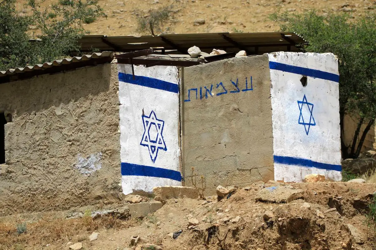 Bandeira de Israel pichada por colonos ilegais em uma residência palestina no Vale do Jordão, no norte da Cisjordânia ocupada, 17 de maio de 2024 [Nasser Ishtayeh/SOPA Images/LightRocket via Getty Images]
